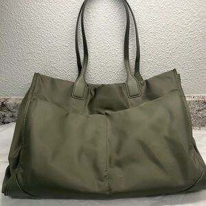 Quince nylon tote bag,laptop sleeve, many compartments, 17x13x6  10”strap drop